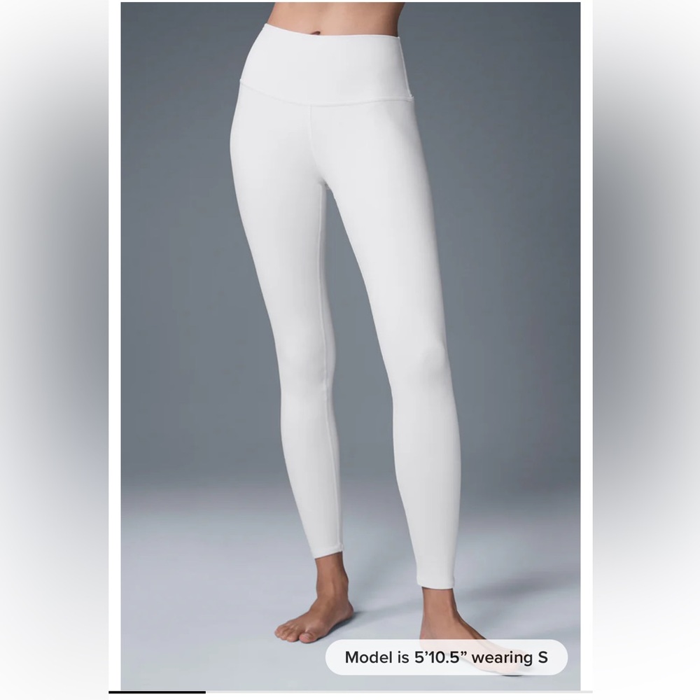 NWT! ☀️Alo 7/8 High Waist Airbrush Legging☀️. Size Medium. Color White.